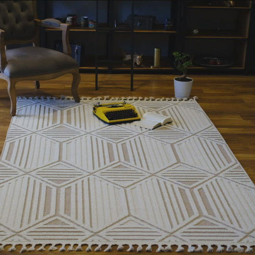 Cream Geometric Area Rug – Durable Machine Made Polypropylene Carpet by Dolce Vita